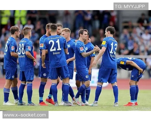 沙尔克04主场2-0击败汉诺威96，完美展现球队风采！